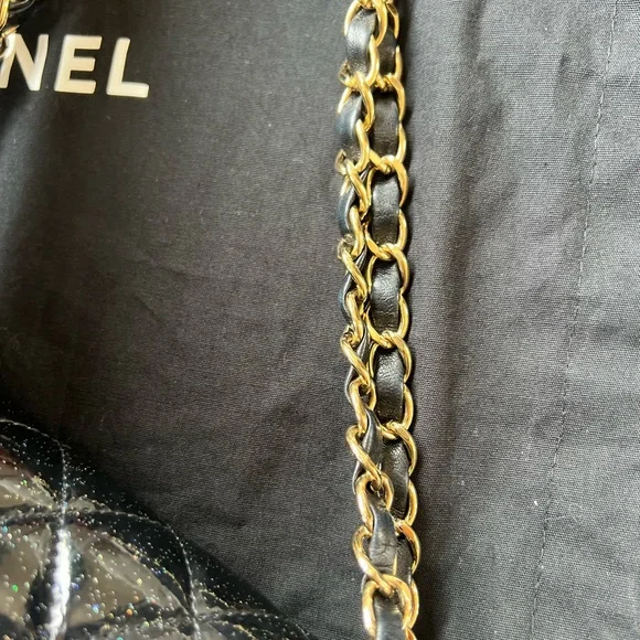 Beautiful patent Chanel bag size small - Picture 9 of 15
